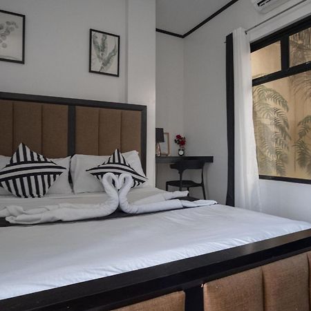 The Palms Resort & Bar San Narciso Екстер'єр фото