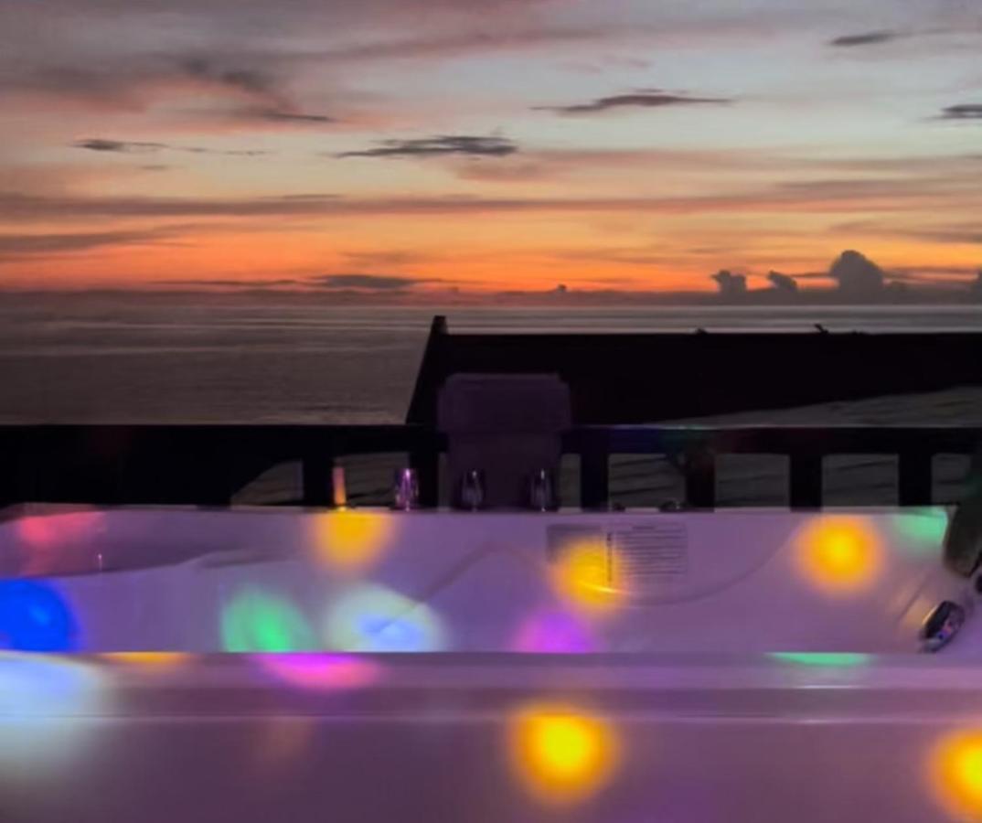 The Palms Resort & Bar San Narciso Екстер'єр фото