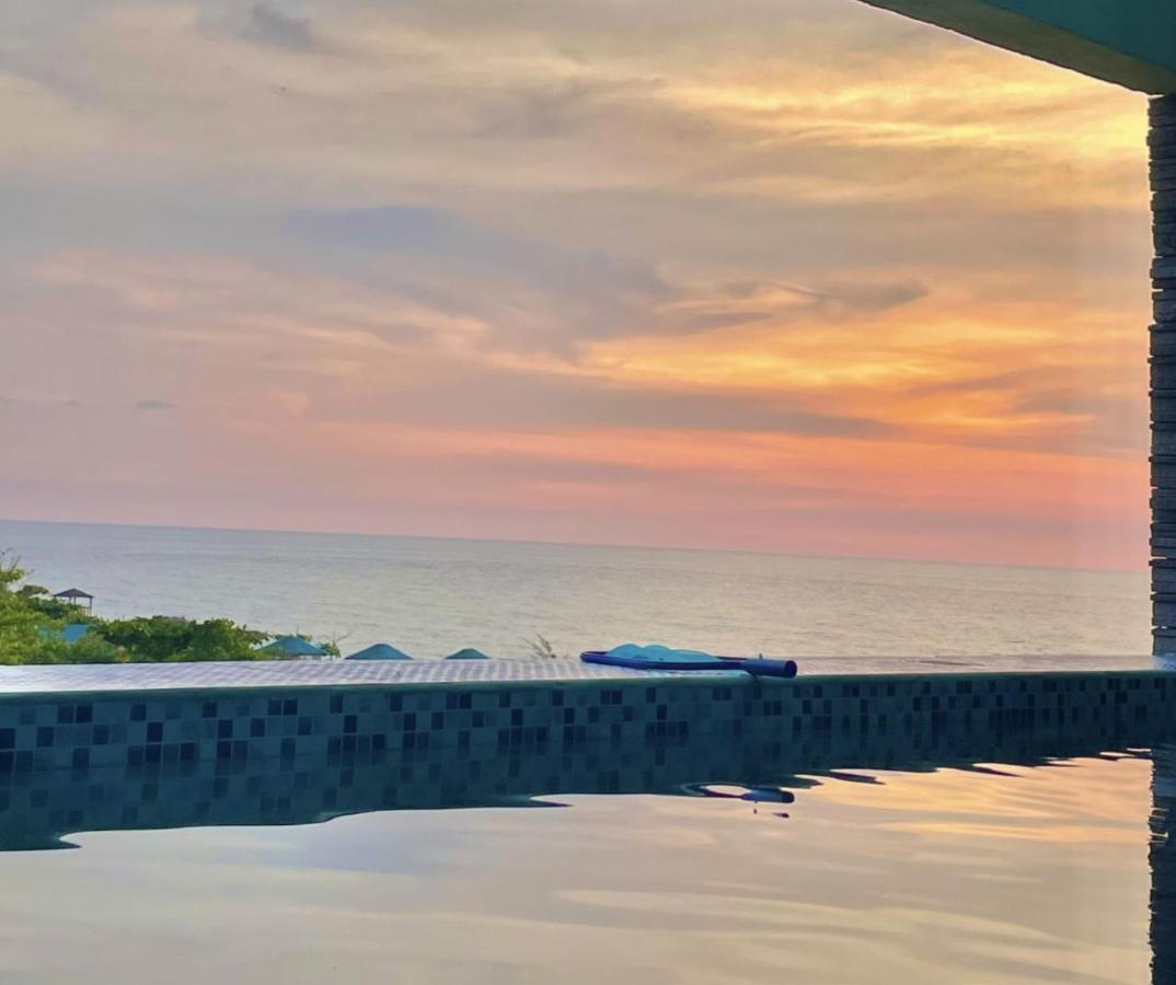 The Palms Resort & Bar San Narciso Екстер'єр фото