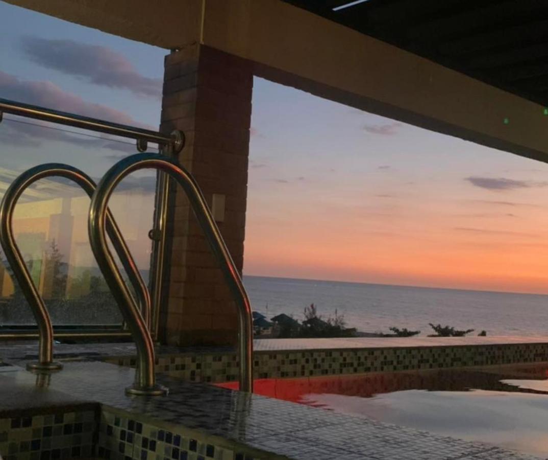 The Palms Resort & Bar San Narciso Екстер'єр фото