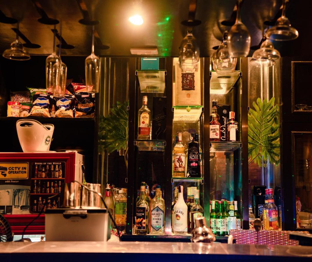 The Palms Resort & Bar San Narciso Екстер'єр фото