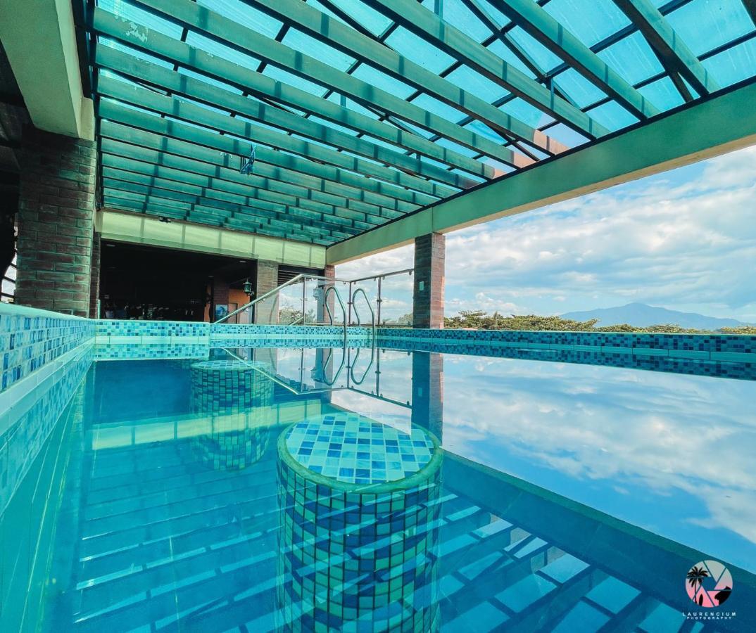 The Palms Resort & Bar San Narciso Екстер'єр фото