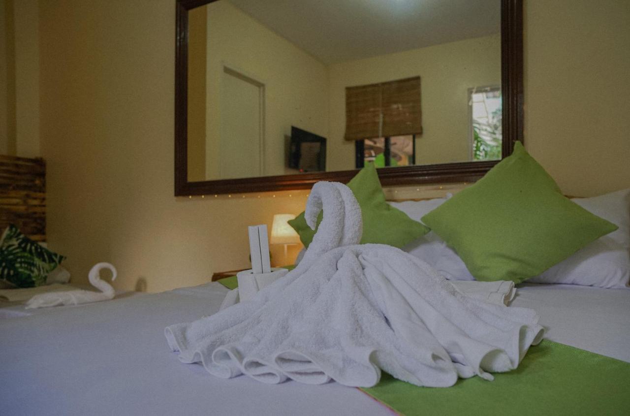 The Palms Resort & Bar San Narciso Екстер'єр фото