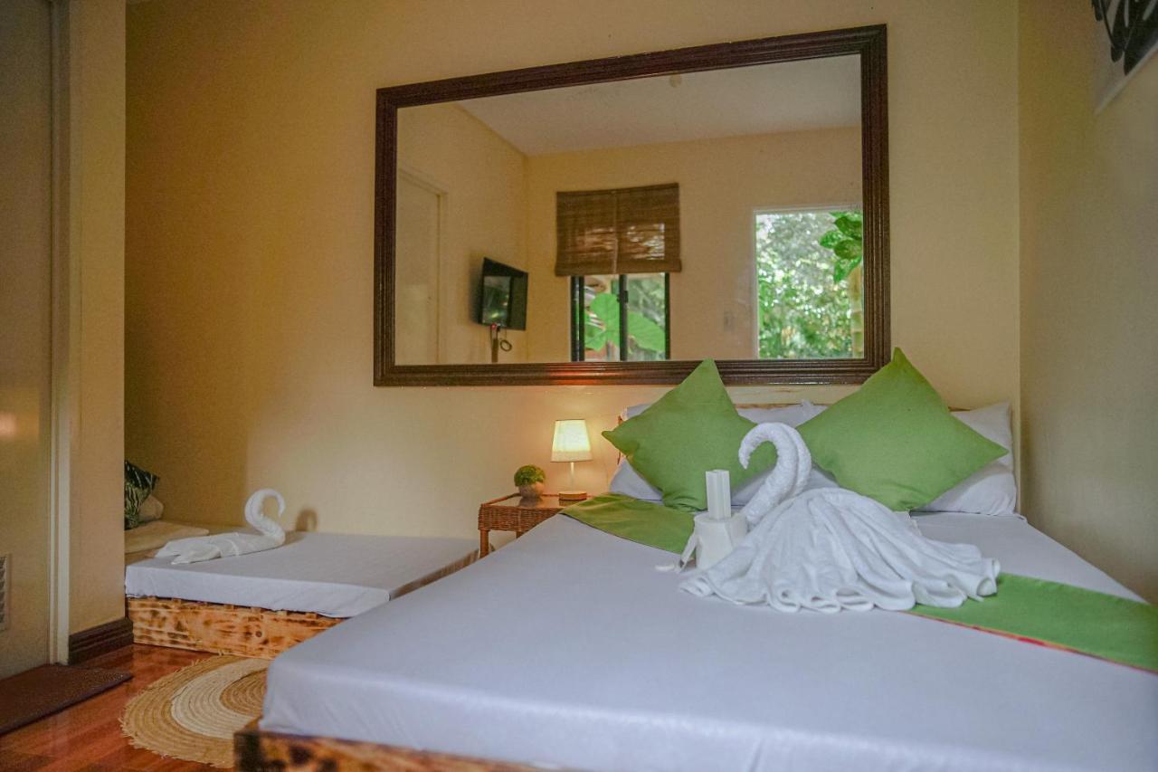 The Palms Resort & Bar San Narciso Екстер'єр фото
