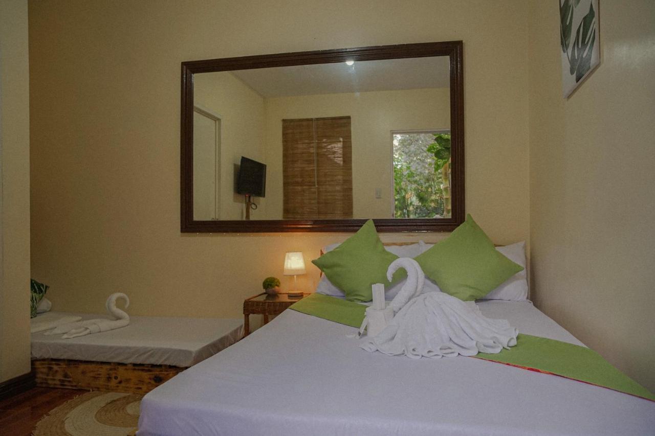 The Palms Resort & Bar San Narciso Екстер'єр фото