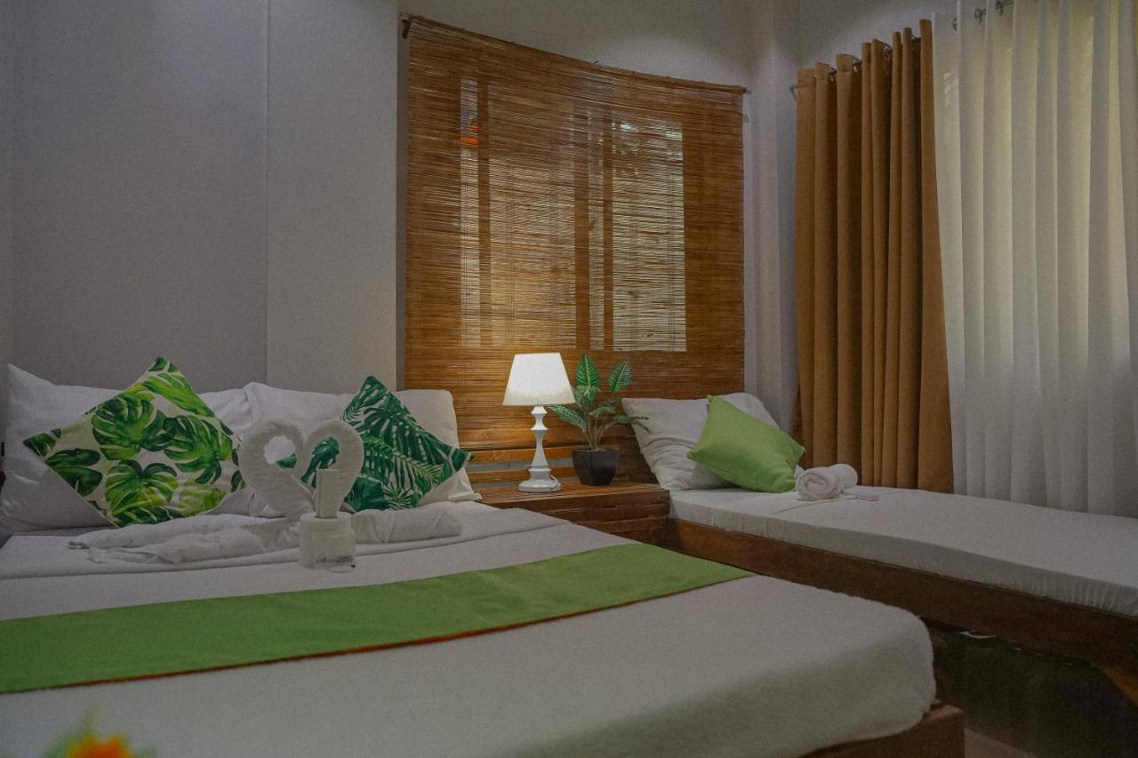 The Palms Resort & Bar San Narciso Екстер'єр фото