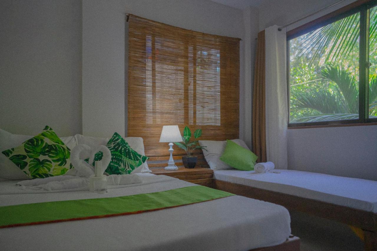 The Palms Resort & Bar San Narciso Екстер'єр фото