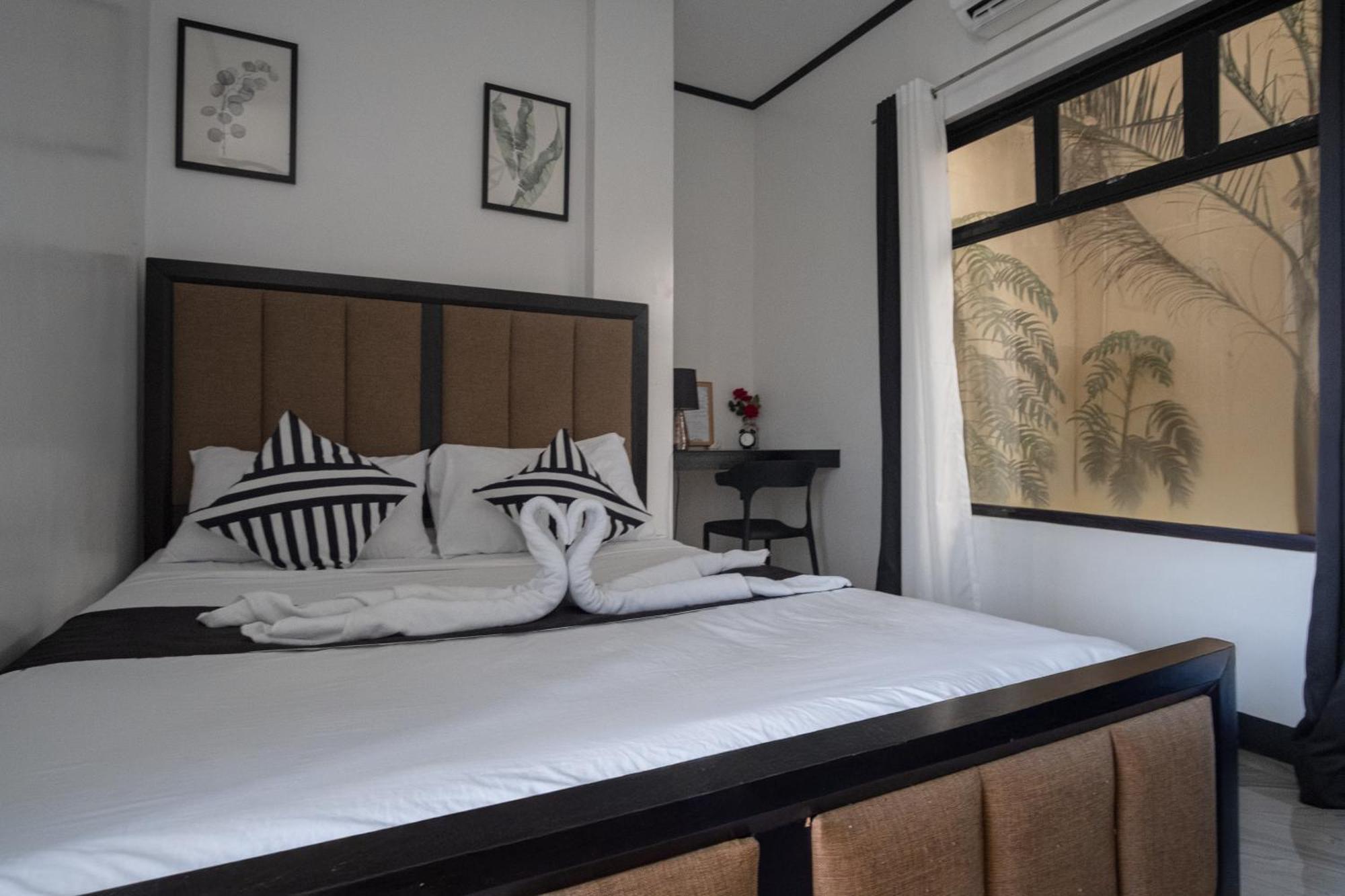 The Palms Resort & Bar San Narciso Екстер'єр фото